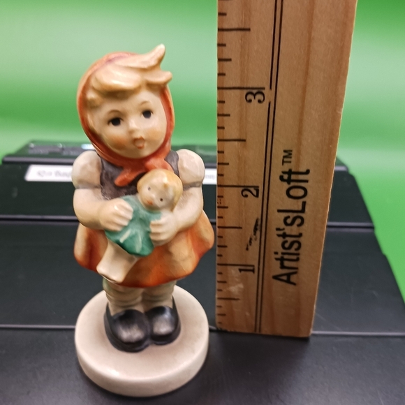Goebel Hummel Vtg Figurine "Little Girl With Doll 3 1/2" tall Collectible - Picture 10 of 10